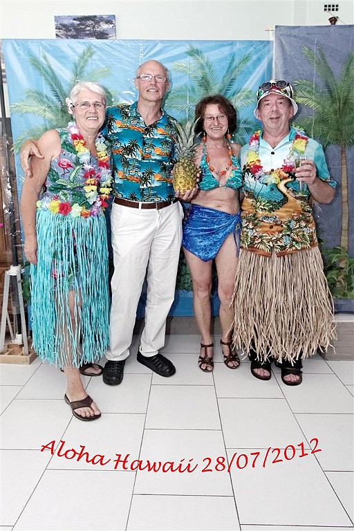 HawaiiParty (24).jpg - Met de aanwezigen op de foto